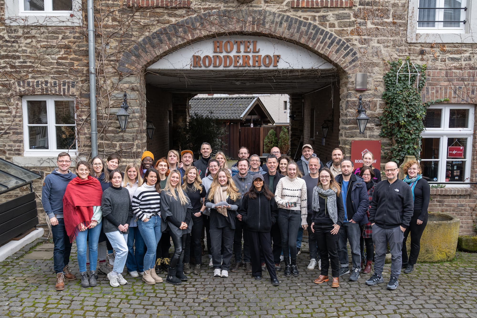 Agentur-Spirit in geballter Kraft: Unsere Kolleginnen und Kollegen Gruppenfoto aller Mitarbeiterinnen und Mitarbeiter