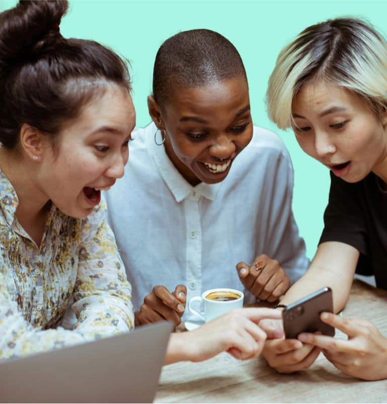 Sehen, staunen, begeistert sein: Unsere Arbeit überzeugt Team staunt über etwas auf einem Smartphone